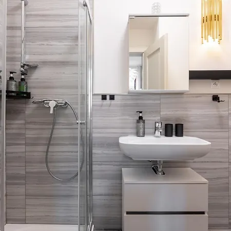 Quiet In The Center Near The Metro With With Balcony And Parking Apartament *