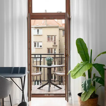 Tichy V Centru Mesta U Metra S Balkonem A Parkovanim Apartmán
