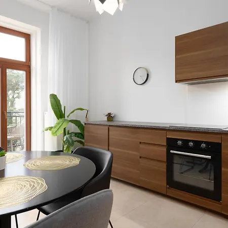 Tichy V Centru Mesta U Metra S Balkonem A Parkovanim Apartmán *