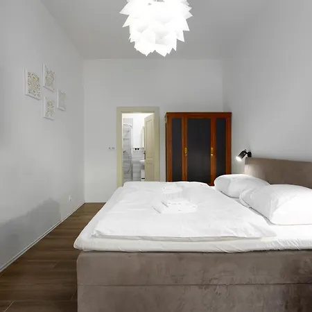 Quiet In The Center Near The Metro With With Balcony And Parking