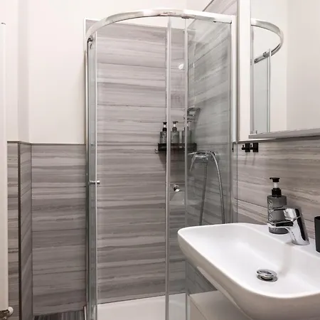 Tichy V Centru Mesta U Metra S Balkonem A Parkovanim Apartmán