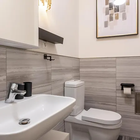 Quiet In The Center Near The Metro With With Balcony And Parking * Praga