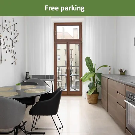 Quiet In The Center Near The Metro With With Balcony And Parking Praga